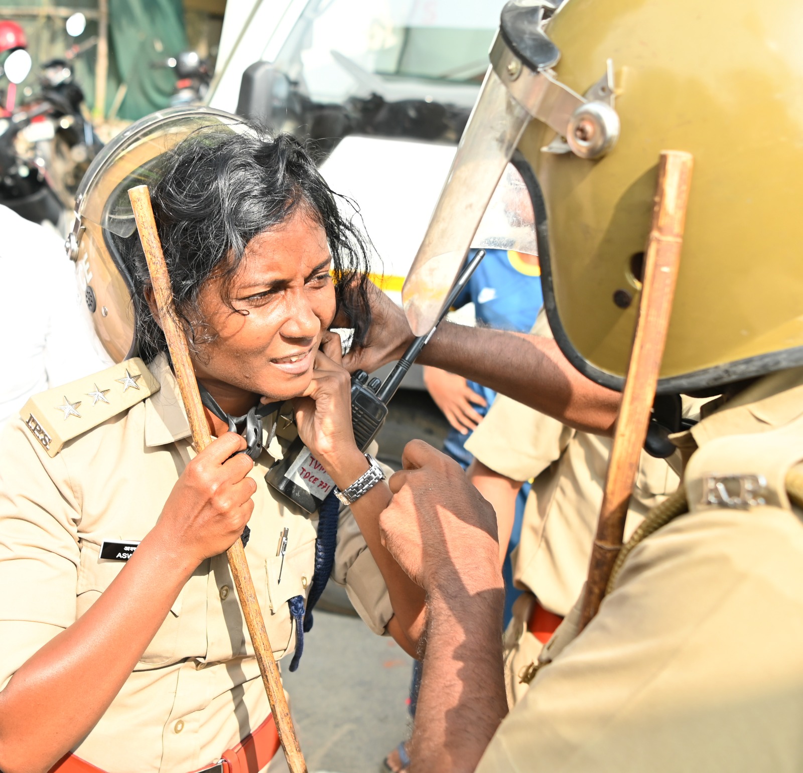 കോൺഗ്രസ് പ്രവർത്തകരുടെ കയ്യേറ്റത്തിൽ എഎസ്പി അശ്വതി ജിജിയുടെ ഹെൽമറ്റ് കഴുത്തിൽ കുരുങ്ങിയത് സഹപ്രവർത്തകൻ ശരിയാക്കുന്നു